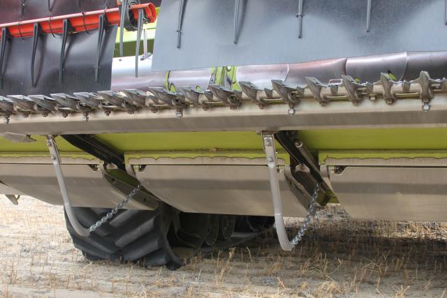 Photograph of a Claas Vario harvester fron with on-the-go knife extension