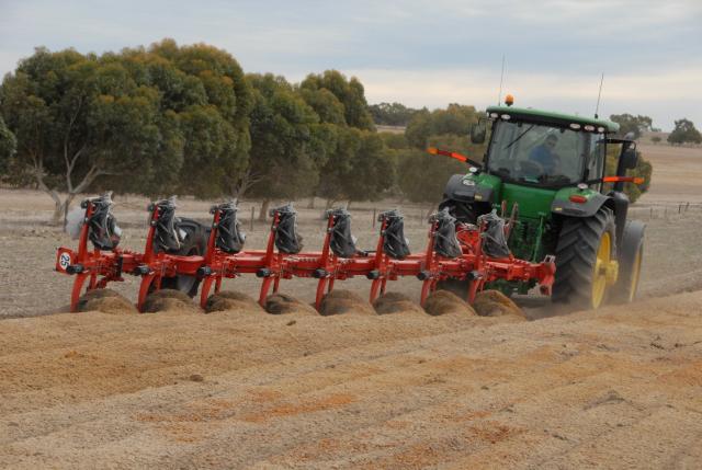 One-off soil inversion of a repellent sandy gravel using an in-furrow mouldboard plough at Badgingarra, 2012. (©2012 Stephen Davies DAFWA)