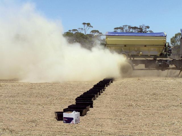 Testing agricultural lime spreading. A spreading width of 6-8m usually ensures a good distribution of the fine particles.