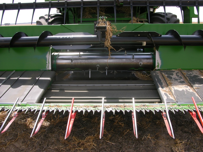 Adding paddles to the centre section of the cross auger improves the flow of material into the harvester.
