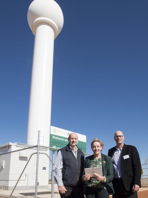 Agriculture and Food Minister the Hon Alannah MacTiernan with DAFWA Grains and Livestock Industries Executive Director Peter Metcalfe (left) and Grahame Reader, A/WA Regional Director, Bureau of Meteorology (right)